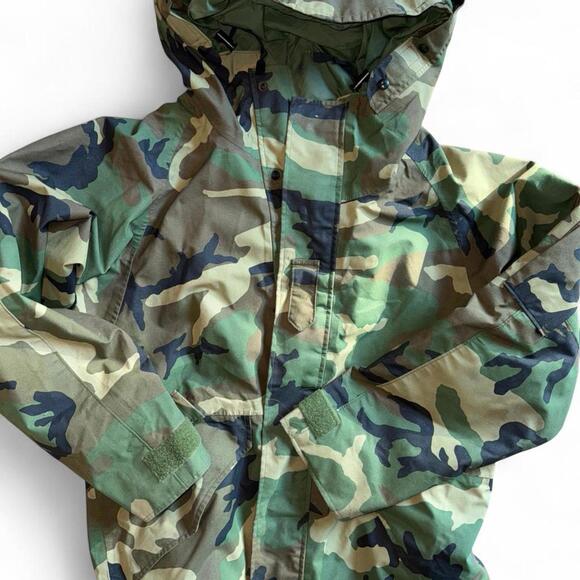 Authentic U.S. Military ECWCS Woodland Camouflage Parka - Picture 5 of 8
